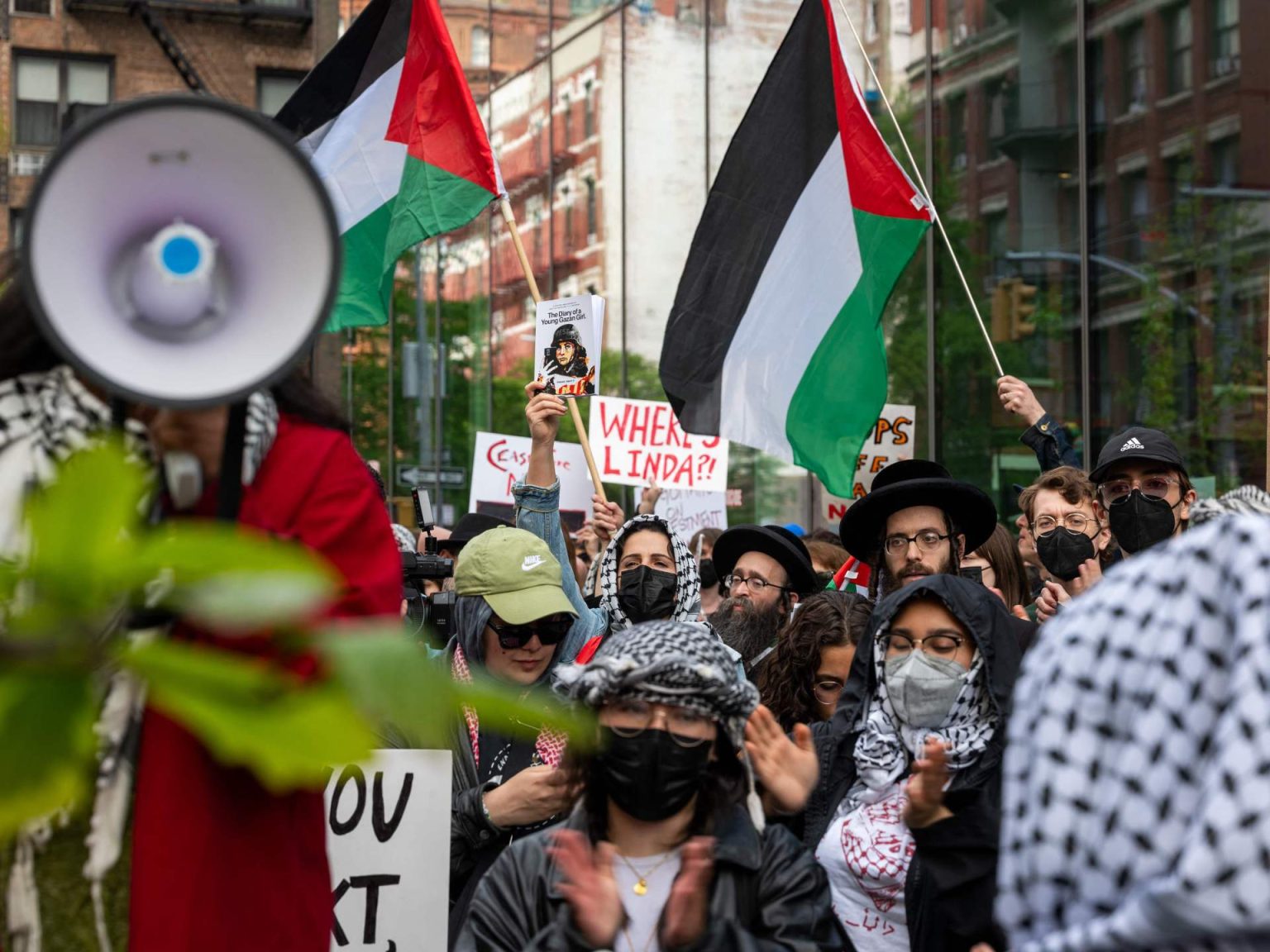 مظاهرة طلابية بنيويورك تندد بـ”تآمر” السلطات مع أثرياء أميركيين