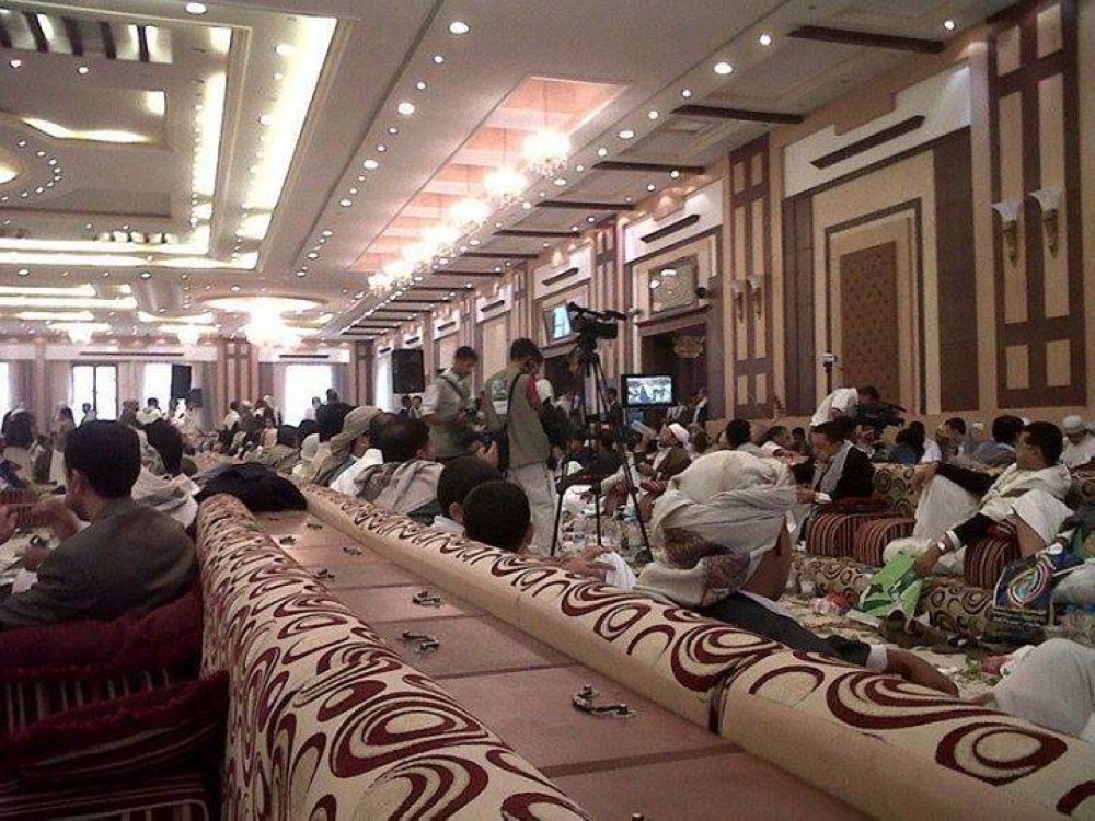 الحوثي يختطف 4 فنانين في عمران ويهدد بإغلاق الصالات