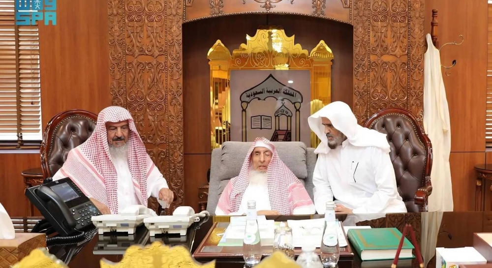 مفتي المملكة يشيد بالجهود العلمية داخل الحرمين الشريفين