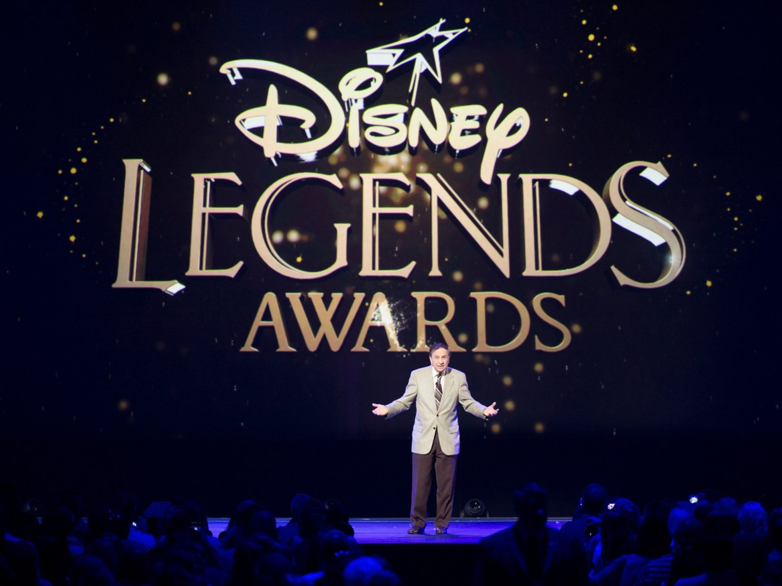 وفاة مؤلف أشهر أغنيات أفلام “ديزني” ريتشارد شيرمان عن 95 عاما