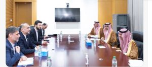 وزير الخارجية يبحث مع نظيره الإيراني آخر المستجدات على الساحتين الإقليمية والدولية