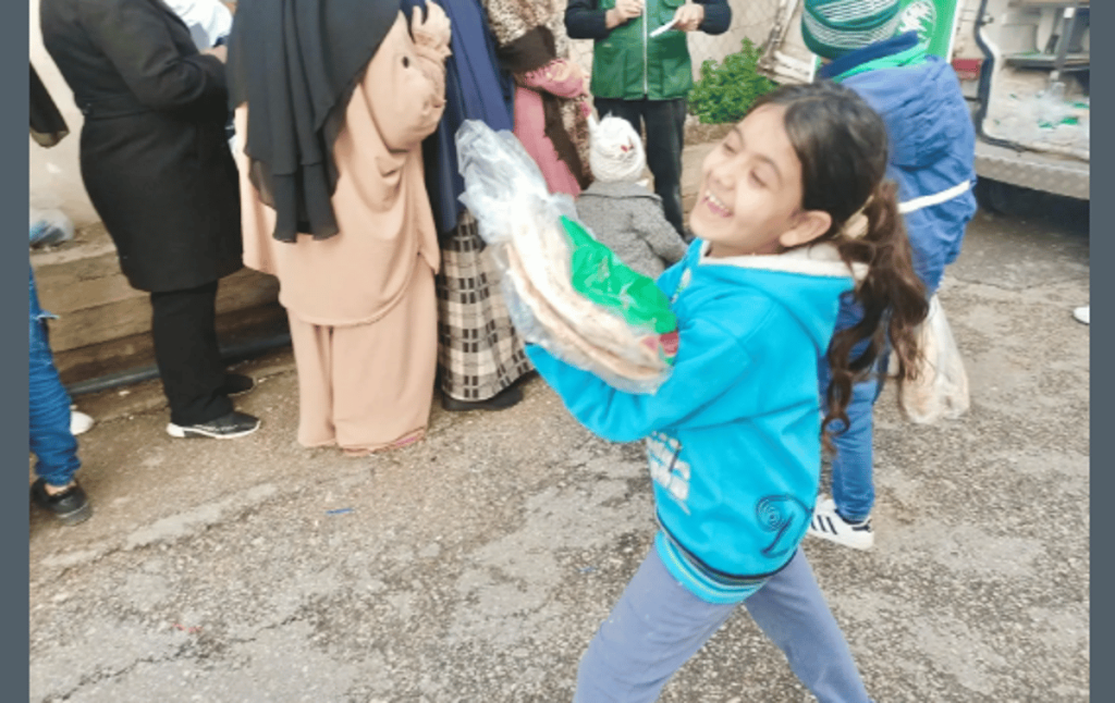 «سلمان للإغاثة» يوزع 355 سلة غذائية في باكستان و25 ألف ربطة خبز يوميًا للأسر اللاجئة شمال لبنان