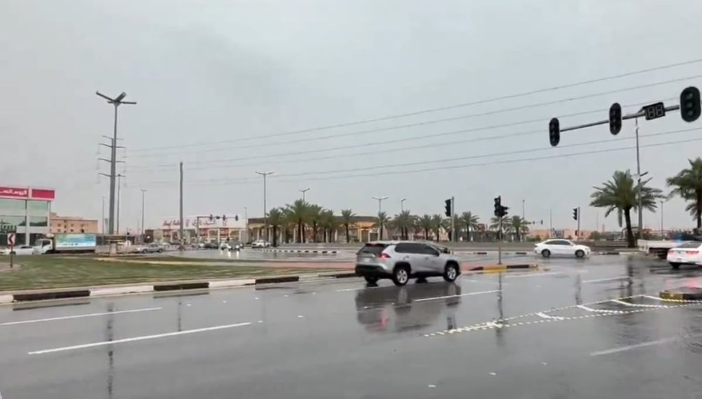 مختص: ارتفاع الرطوبة المصاحبة للأمطار أسهم في خفض درجات الحرارة