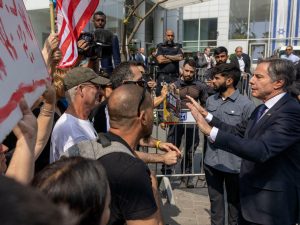 بلينكن يريد اتفاق هدنة “الآن” وحماس ترد