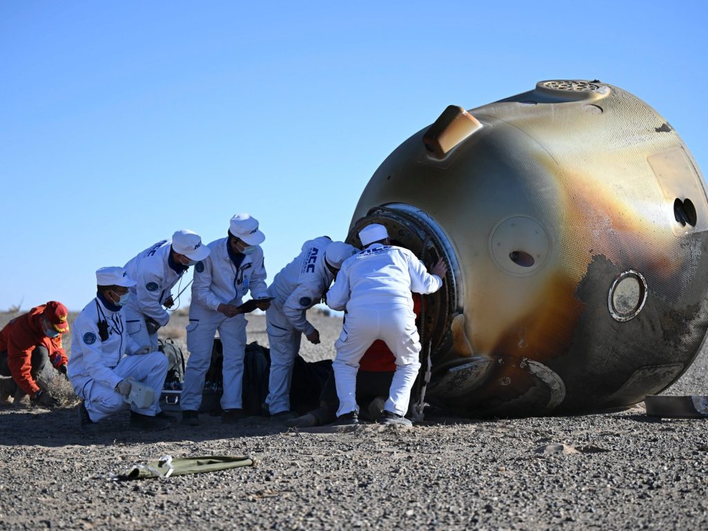 مركبة فضاء صينية تعود للأرض بـ3 روّاد بعد 6 أشهر