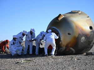 مركبة فضاء صينية تعود للأرض بـ3 روّاد بعد 6 أشهر