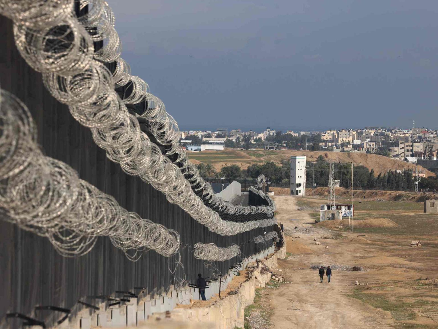 إعلام عبري: جنود مصريون أطلقوا النار على جنود إسرائيليين داخل معبر رفح