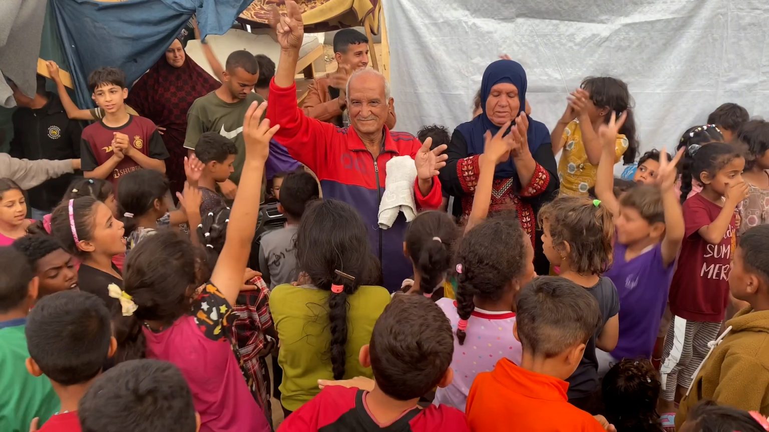 شاهد.. “سندريلا” على جدار خيمة في رفح