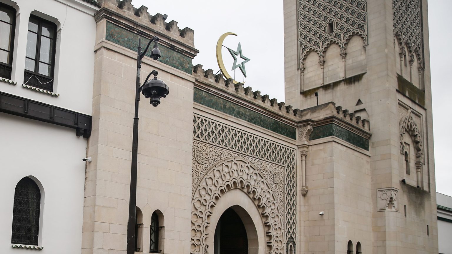 باريس ترحّل رئيس أشهر مساجد مدينة بوردو لرفضه تبنّي “إسلام فرنسا”