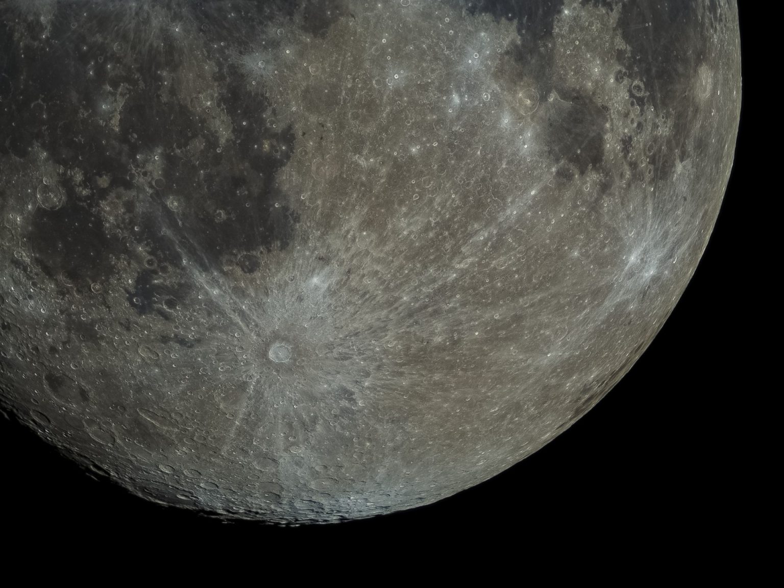 علماء يحلون لغز اختلاف النشاط البركاني بين جانبي القمر