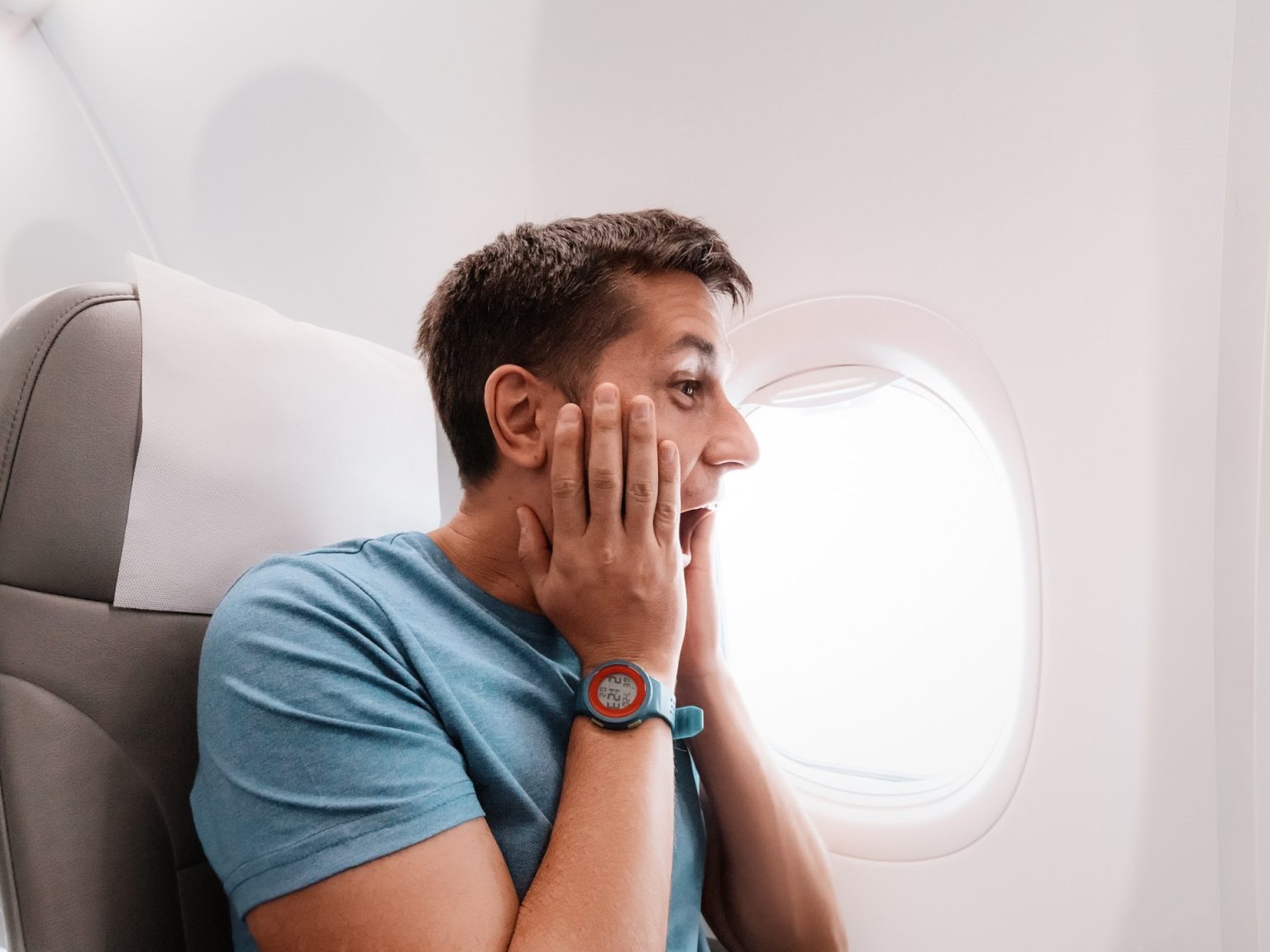 تشعر بالقلق من الطيران؟ هكذا تحافظ على هدوئك خلال الرحلة المليئة بالاضطرابات الجوية