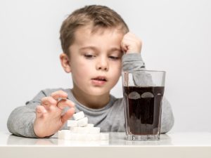 هذا ما يحدث عند تناول الطفل المشروبات الغازية قبل سن الثانية