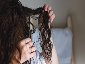 لماذا يجب ألا تنام بشعرك المبلل؟