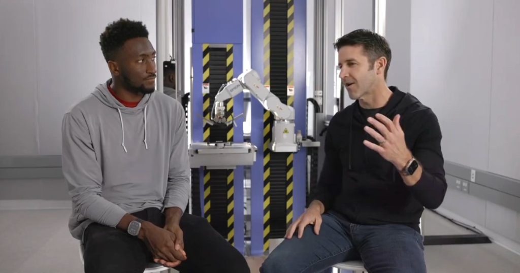 أسرار معامل آبل.. براونلي يكشف بالفيديو اختبارات التحمل لهواتف آيفون