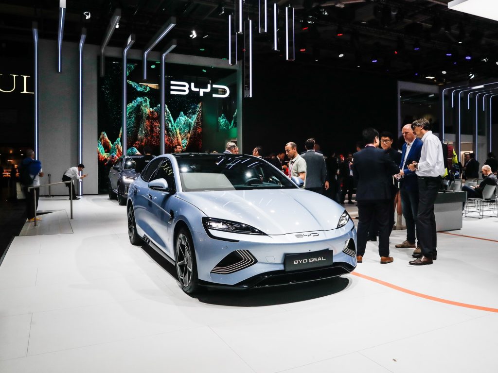 شركات السيارات الصينية تطالب بفرض رسوم انتقامية على نظيرتها الأوروبية