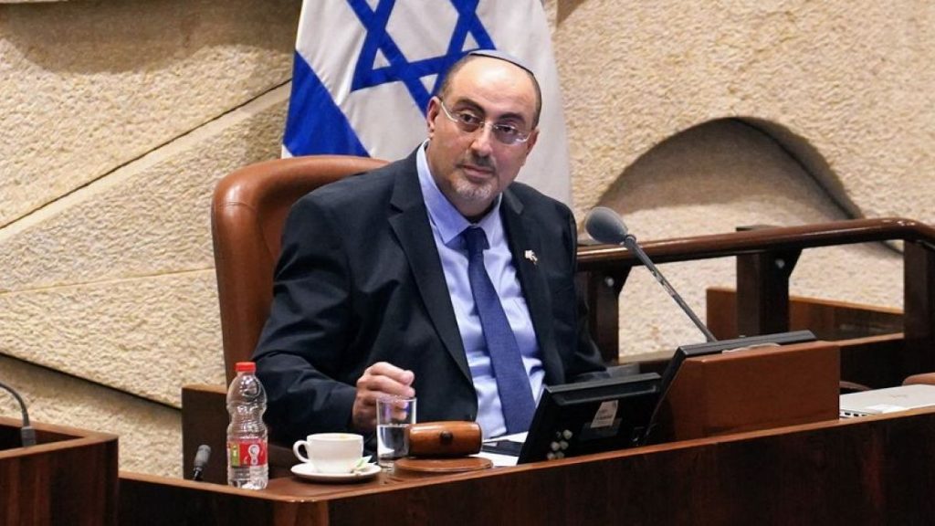نائب رئيس الكنيست يشبه المتظاهرين ضد حكومة نتنياهو “بذراع حماس” ومطالبات بفصله