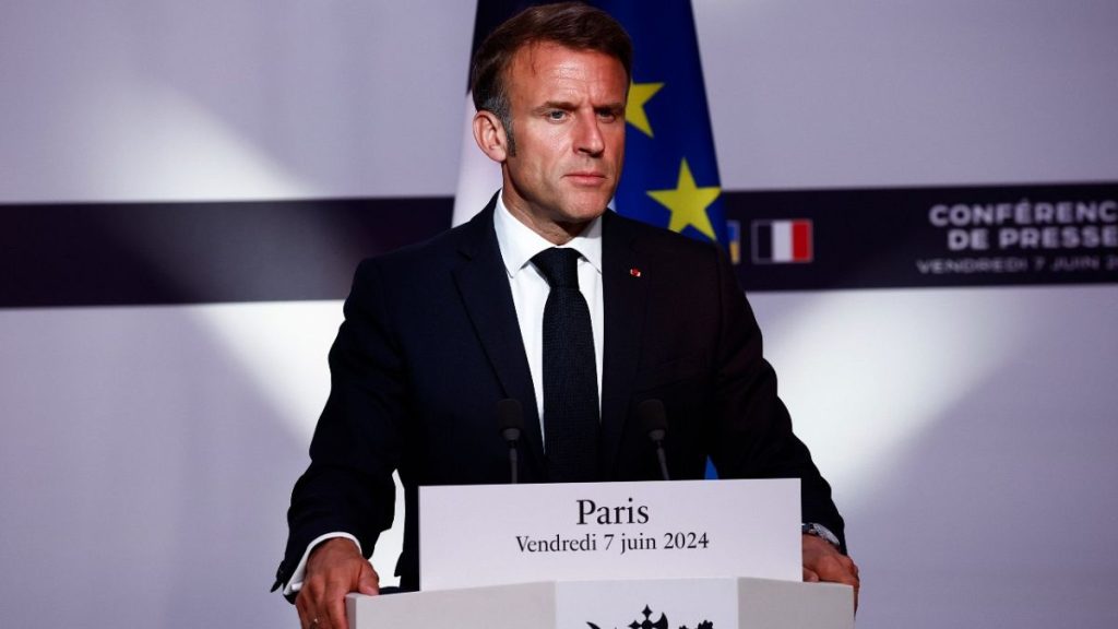 ماكرون يطالب روسيا بالإفراج عن المواطن الفرنسي المتهم بالتجسس على بيانات عسكرية روسية