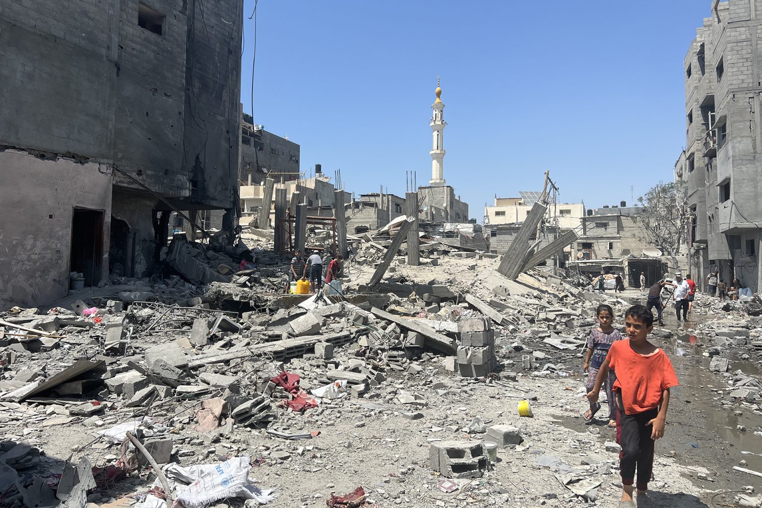 بعد المجزرة المروعة.. أهالي النصيرات تحت الصدمة