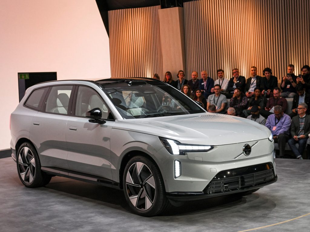 فولفو تكشف عن “جواز سفر” بطاريات سياراتها الجديدة