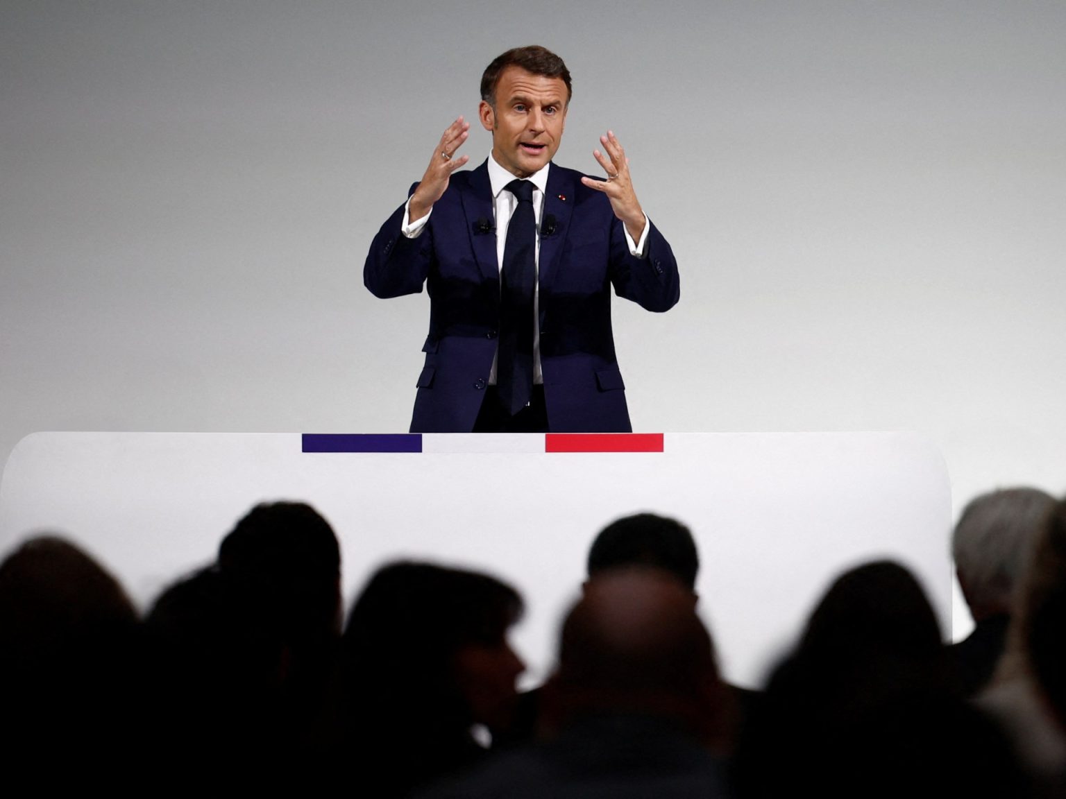 ماكرون يعلن الإفراج عن فرنسي مسجون في إيران