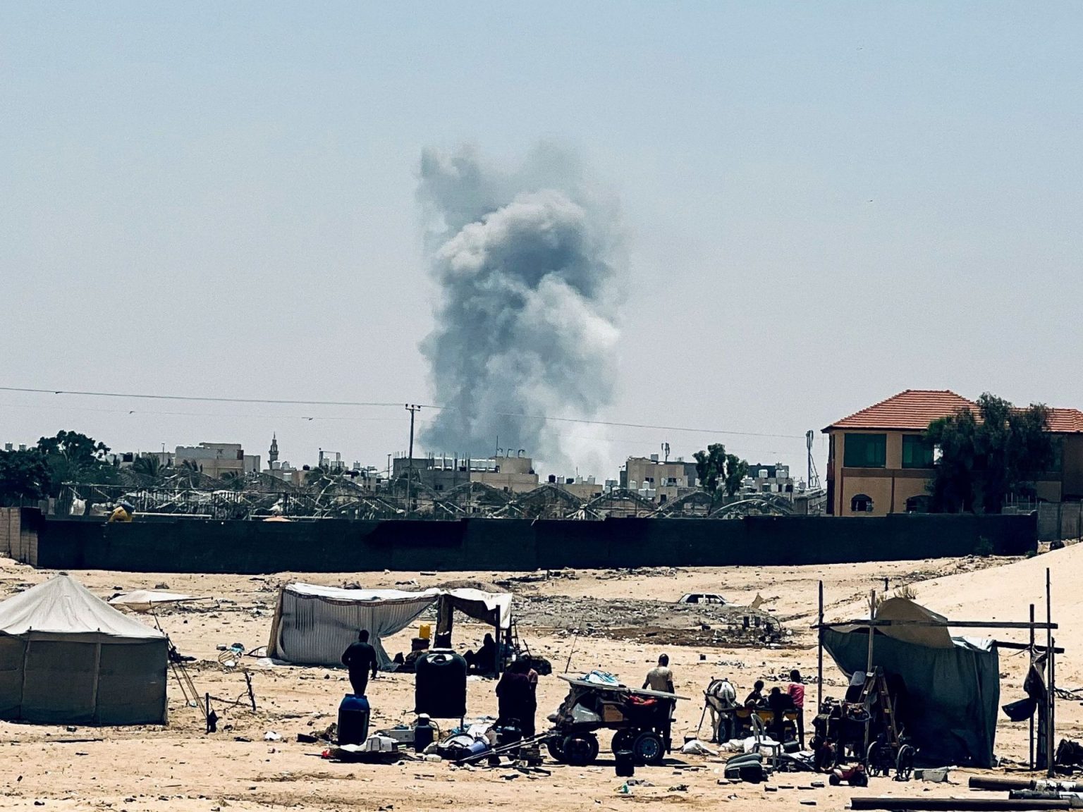 مقتل ضابط و3 جنود والاحتلال يستهدف خيام النازحين في رفح