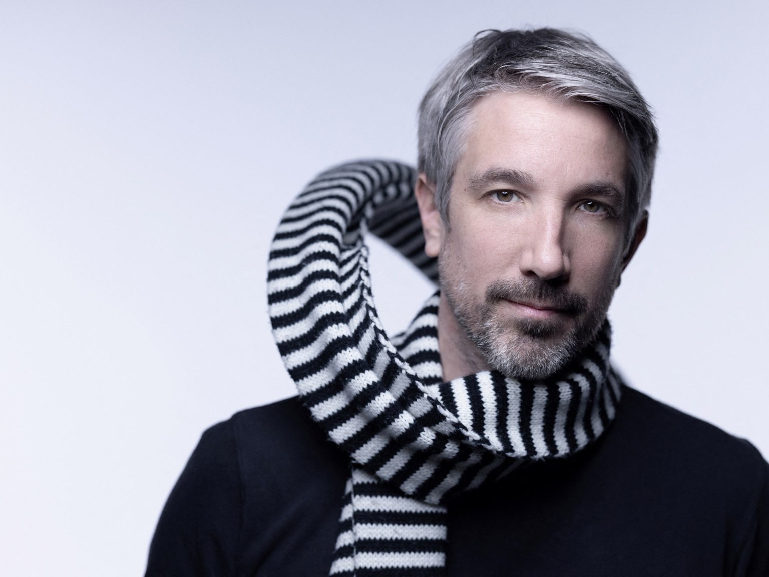 راديو فرنسا يقيل ممثلا كوميديا وصف نتنياهو بـ”النازي”