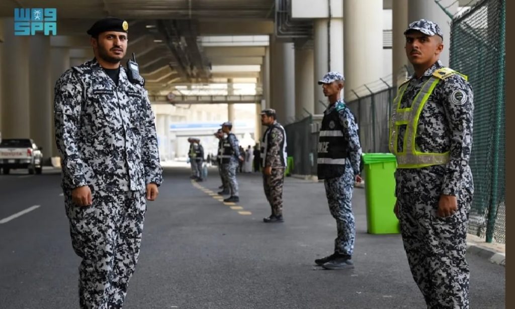 كلية الملك فهد الأمنية تشارك في تنظيم حركة المشاة وتنظيم الحشود بالمشاعر المقدسة