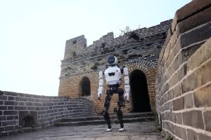 شاهد.. أول روبوت بالحجم البشري يتسلق سور الصين العظيم دون أن يسقط