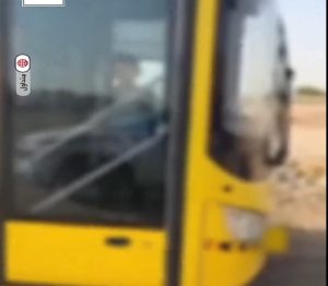 مواطن يوثق لحظة عثوره على طالب منسي في حافلة مدرسية.. و«رافد» تعقب