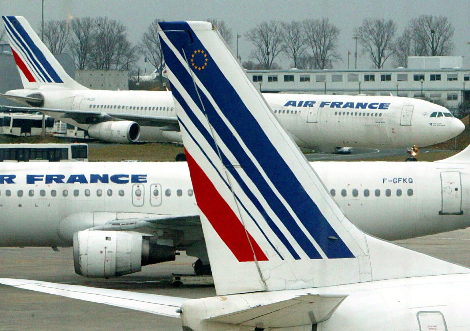 بسبب حرب إسرائيل على غزة.. شركات طيران تمدد تعليق رحلاتها في المنطقة