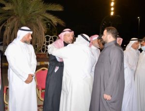 آل مهندس يستقبلون المعزين في فقيدهم
