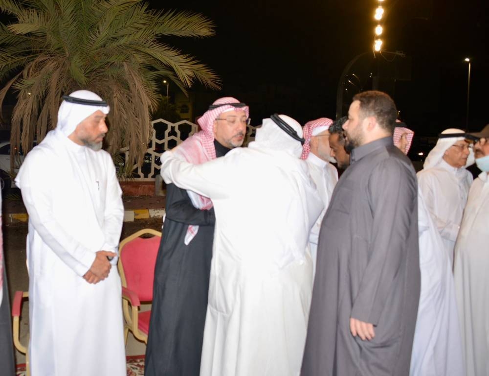 آل مهندس يستقبلون المعزين في فقيدهم