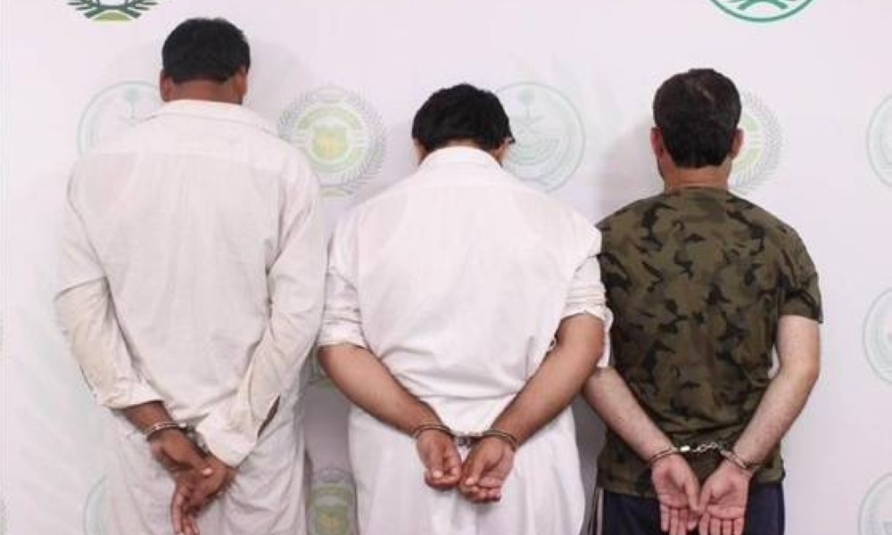 «مكافحة المخدرات» بتبوك تقبض على 3 مقيمين لترويجهم مادة الميثامفيتامين