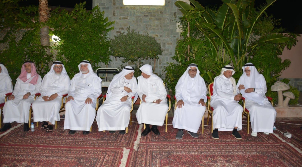 آل عالم يستقبلون المعزين في فقيدتهم