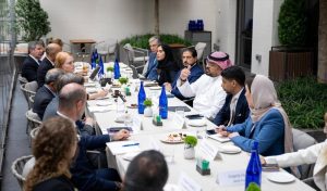 وزير الاقتصاد والتخطيط يبحث مع مسؤولي غرفة التجارة الأمريكية سبل تعزيز التعاون