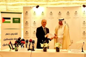 السفير السعودي بالأردن يسلم رئيس وزراء فلسطين الدعم المالي المقدم من المملكة