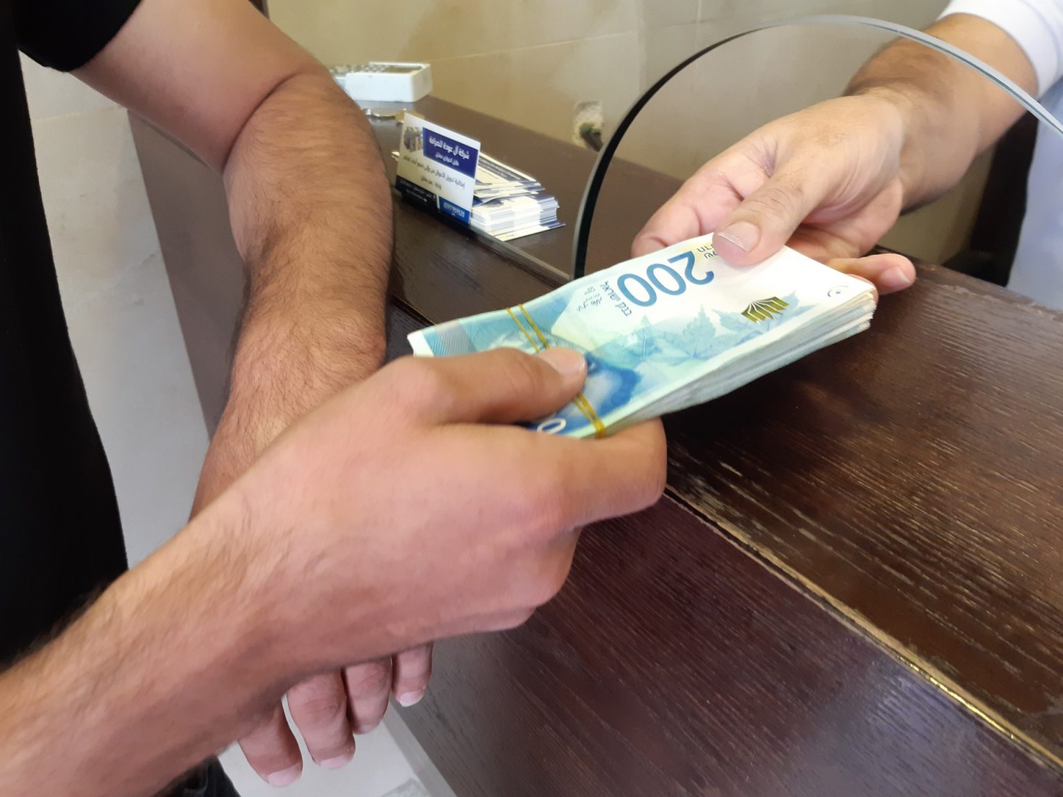 تنظيف الأوراق النقدية البالية.. شريان حياة جديد في غزة