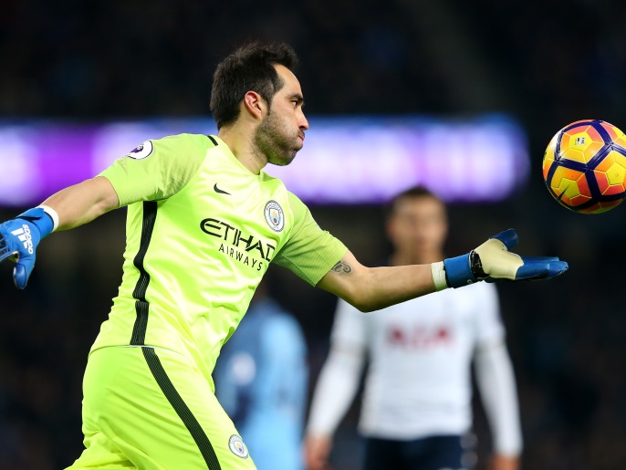 MANCHESTER, ENGLAND - JANUARY 21: Claudio Bravo of Manchester City in action during the Premier League match between Manchester City and Tottenham Hotspur at the Etihad Stadium on January 21, 2017 in Manchester, England. (Photo by Alex Livesey/Getty Images)