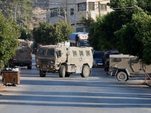 الاحتلال يقتحم مدن الضفة ويفجر محال تجارية لأسير فلسطيني