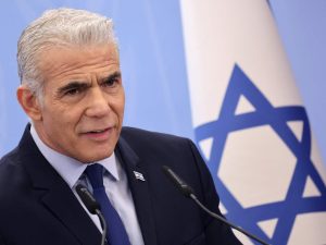 لبيد: إسرائيل غارقة في وحل اقتصادي