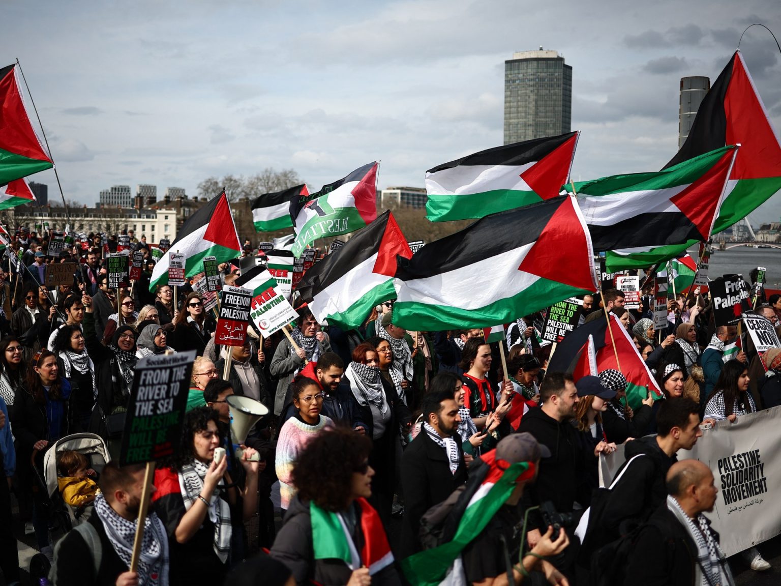 هكذا تستخدم بريطانيا قانون الإرهاب لقمع داعمي فلسطين