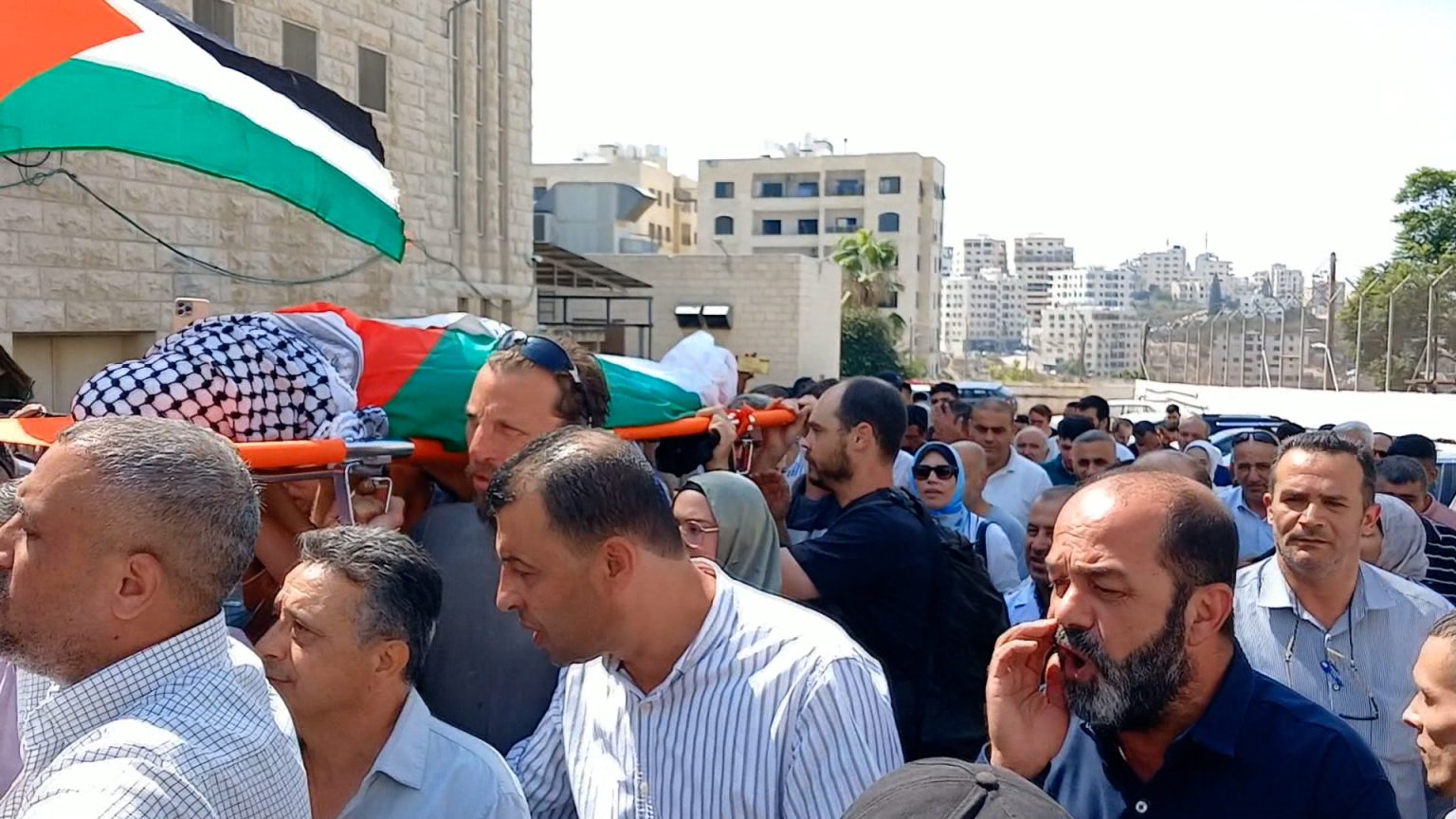 فلسطينيون ومتضامنون يشيّعون جثمان عائشة بوعود البقاء على العهد