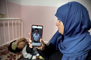 سرطان ونزوح وإغلاق معابر.. ثلاثية تحرم الطفل “القرا” من تلقي العلاج في غزة