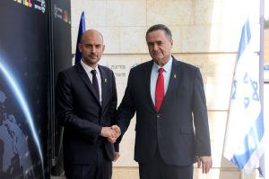 باريس تبحث عمّن يسمعها في تل أبيب وبيروت