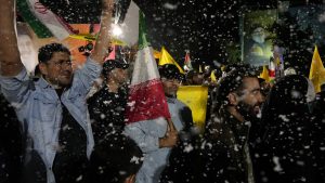 فيديو. احتفالات في طهران وبغداد ومدن أخرى بسقوط مئات الصواريخ الإيرانية على إسرائيل
