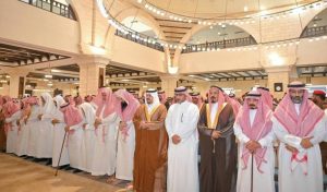 نائب أمير منطقة الرياض يؤدي صلاة الميت على كتاب العتيبي