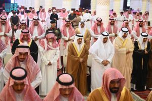 أمير الرياض يؤدي صلاة الميت على مشاري بن سعود