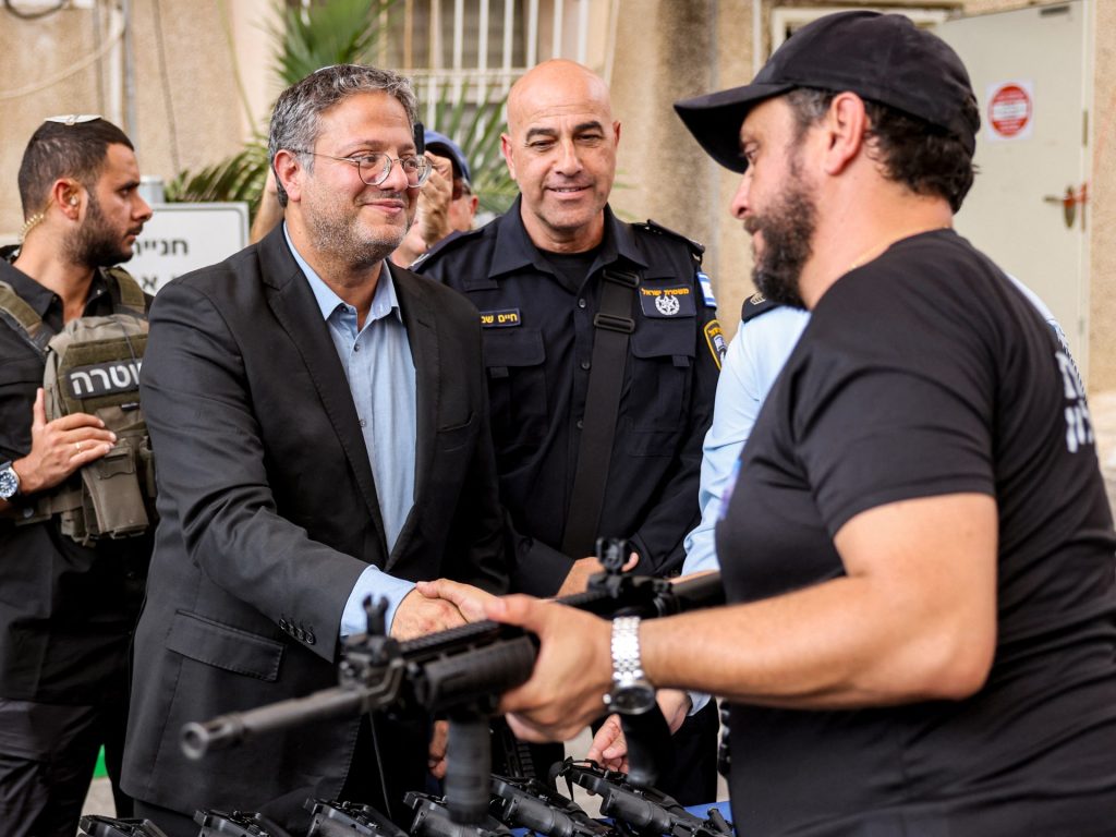 بن غفير: وزعنا 170 ألف قطعة سلاح على الإسرائيليين