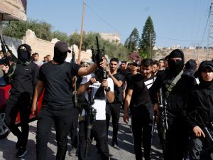 حماس: استمرار اعتداءات أجهزة السلطة بالضفة ينذر بمستوى خطير
