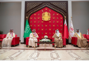 وزير الداخلية يزور معسكر قوة الأمن الخاصة البحرينية
